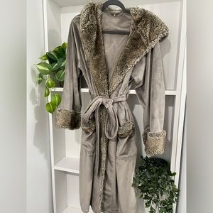 Medium Pottery Barn Faux Fur Ombré Belted Hooded Robe With Pockets
